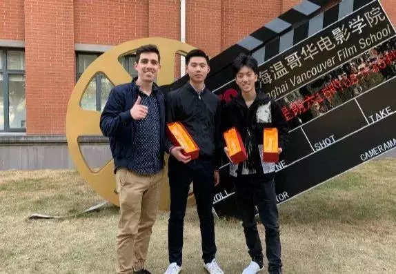 張藝謀現身兒子畢業典禮,一家五口同框撞臉,一個姿勢超顯父愛