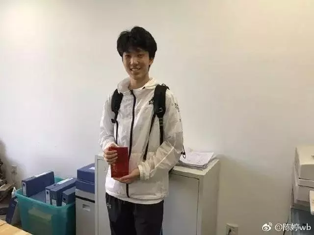 張藝謀現身兒子畢業典禮,一家五口同框撞臉,一個姿勢超顯父愛