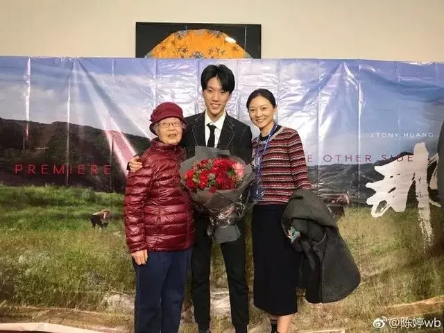 張藝謀現身兒子畢業典禮,一家五口同框撞臉,一個姿勢超顯父愛
