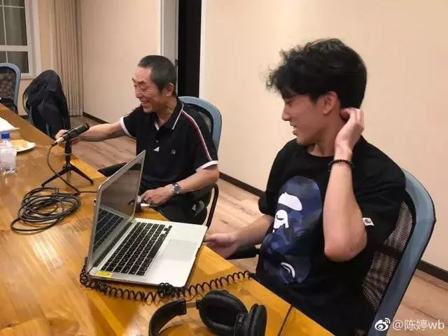 張藝謀現身兒子畢業典禮,一家五口同框撞臉,一個姿勢超顯父愛