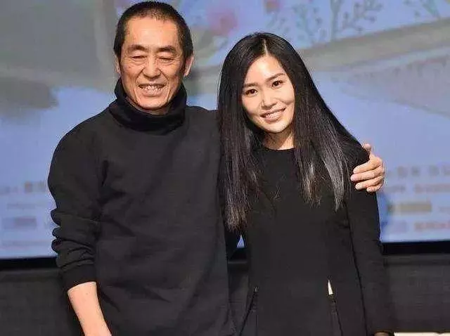 張藝謀現身兒子畢業典禮,一家五口同框撞臉,一個姿勢超顯父愛