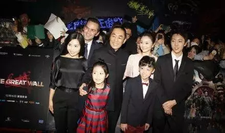 張藝謀現身兒子畢業典禮,一家五口同框撞臉,一個姿勢超顯父愛