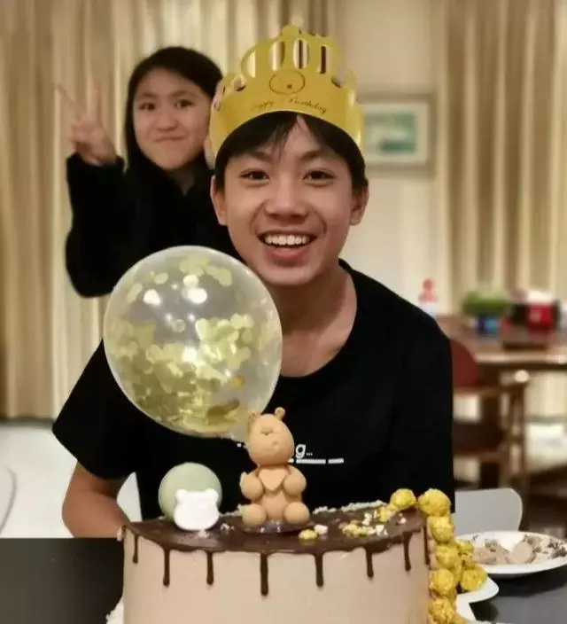 張藝謀現身兒子畢業典禮,一家五口同框撞臉,一個姿勢超顯父愛