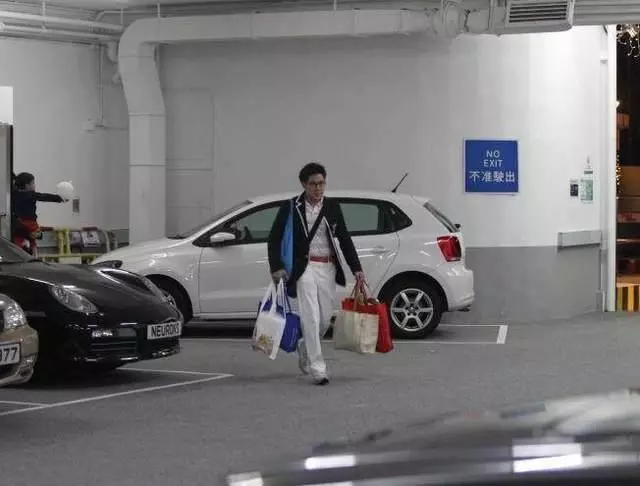 郭晶晶教4歲兒子做慈善，卻因穿雙200塊鞋起非議，網友：李湘笑了