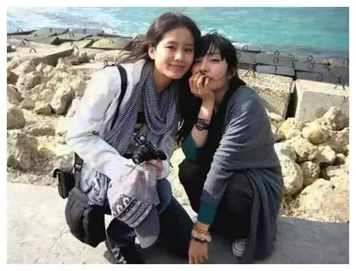 十年前楊冪劉詩詩埃及遊客照曝光,十年後,詩詩沒變,楊冪變了!