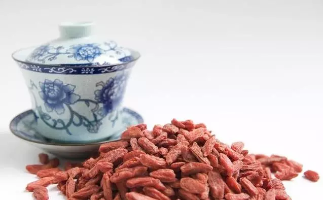 肝受損了,就要把枸杞這樣喝,堅持半個月,肝慢慢被「泡」的乾淨了許多