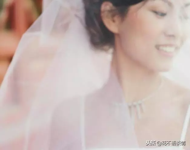 繼母把女兒養大,結婚要十萬彩禮,女兒夜裡聽到對話,哭紅了雙眼
