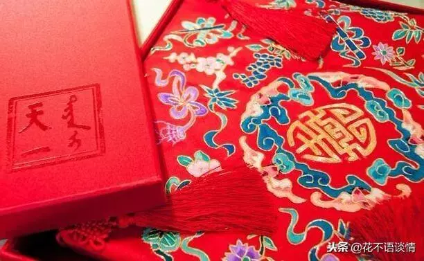 繼母把女兒養大,結婚要十萬彩禮,女兒夜裡聽到對話,哭紅了雙眼