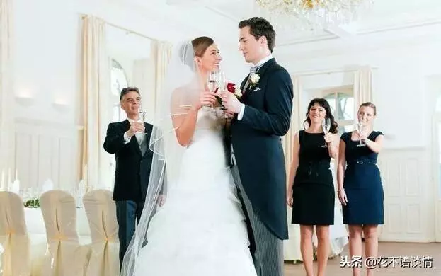 繼母把女兒養大,結婚要十萬彩禮,女兒夜裡聽到對話,哭紅了雙眼