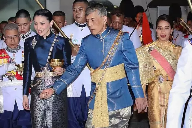 67歲泰王帶妻子見客人,王后穿短裙突然下跪,連國王都感到意外!
