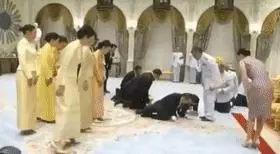 67歲泰王帶妻子見客人,王后穿短裙突然下跪,連國王都感到意外!