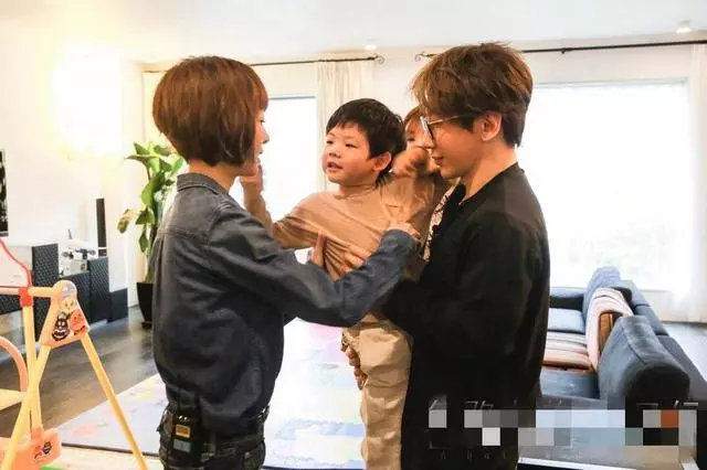 「華人之光」劉謙一家三口現身,小10歲妻子顏值很高,4歲兒子首曝光!