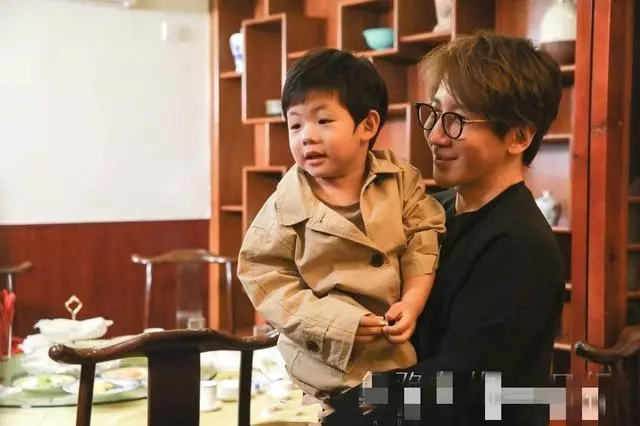 「華人之光」劉謙一家三口現身,小10歲妻子顏值很高,4歲兒子首曝光!