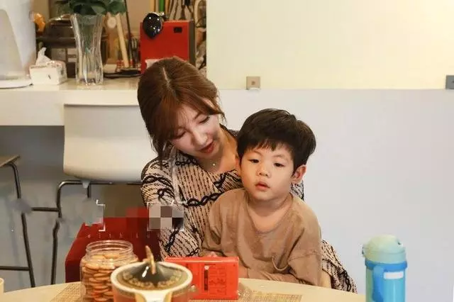 「華人之光」劉謙一家三口現身,小10歲妻子顏值很高,4歲兒子首曝光!
