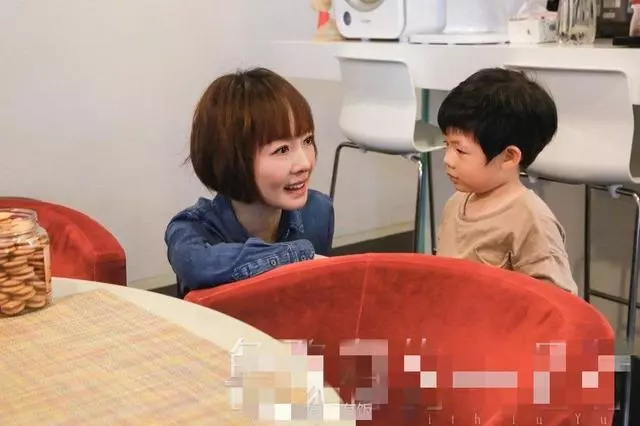 「華人之光」劉謙一家三口現身,小10歲妻子顏值很高,4歲兒子首曝光!