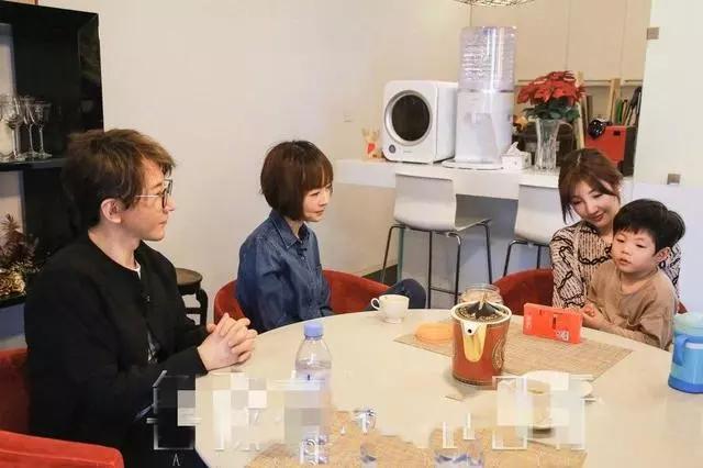 「華人之光」劉謙一家三口現身,小10歲妻子顏值很高,4歲兒子首曝光!