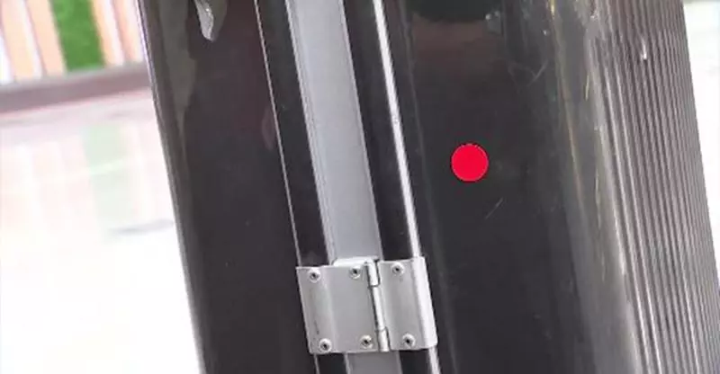 要出國前必看!你的行李箱多了這個「紅點貼紙」嗎?這不是裝飾,是會被罰「一大筆錢」的標籤
