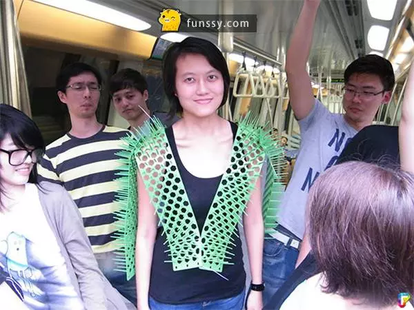 20個天才發明的廢到笑生活妙招 #5 就這樣省了不少的指甲油~