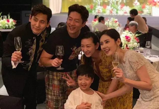 陳浩民夫婦近照曝光!雙眼腫脹顏值崩塌,遭粉絲調侃「假臉」夫婦!