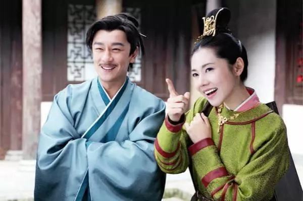 陳浩民夫婦近照曝光!雙眼腫脹顏值崩塌,遭粉絲調侃「假臉」夫婦!