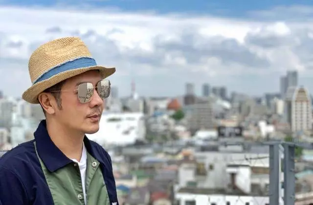 陳浩民夫婦近照曝光!雙眼腫脹顏值崩塌,遭粉絲調侃「假臉」夫婦!