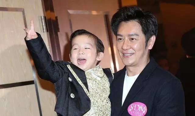 陳浩民夫婦近照曝光!雙眼腫脹顏值崩塌,遭粉絲調侃「假臉」夫婦!