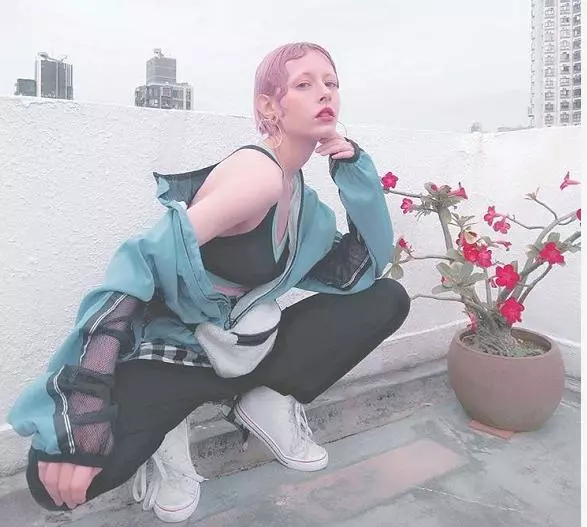 小龍女凌晨吃泡麵稱味道好,太太勸她「認祖歸宗」拿回一切!