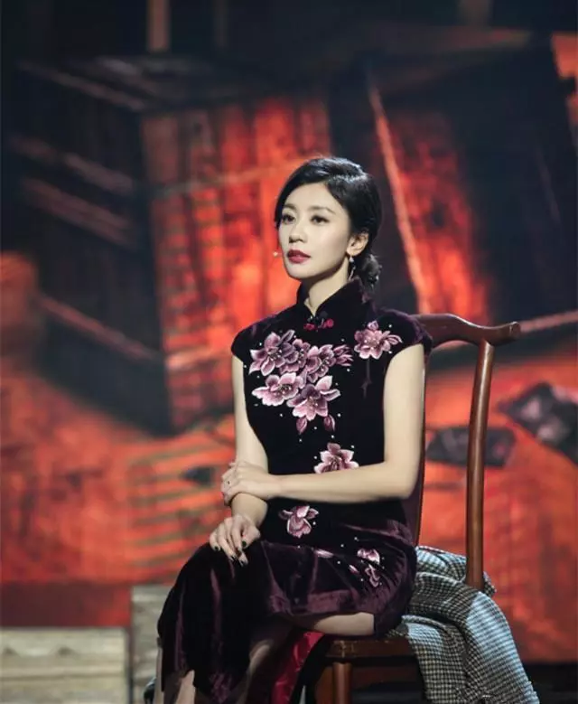 原本以為劉亦菲穿旗袍已經夠美了,直到看到賈靜雯,網友不淡定了!