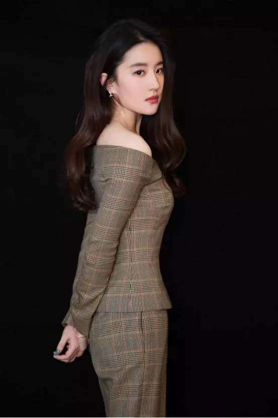 原本以為劉亦菲穿旗袍已經夠美了,直到看到賈靜雯,網友不淡定了!