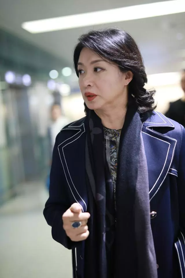 51歲金星近照曝光,皮膚鬆弛老態盡顯「喉結凸出男性化十足」長期服藥損身體,網友:為了做妻子,犧牲真大