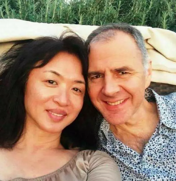 51歲金星近照曝光,皮膚鬆弛老態盡顯「喉結凸出男性化十足」長期服藥損身體,網友:為了做妻子,犧牲真大