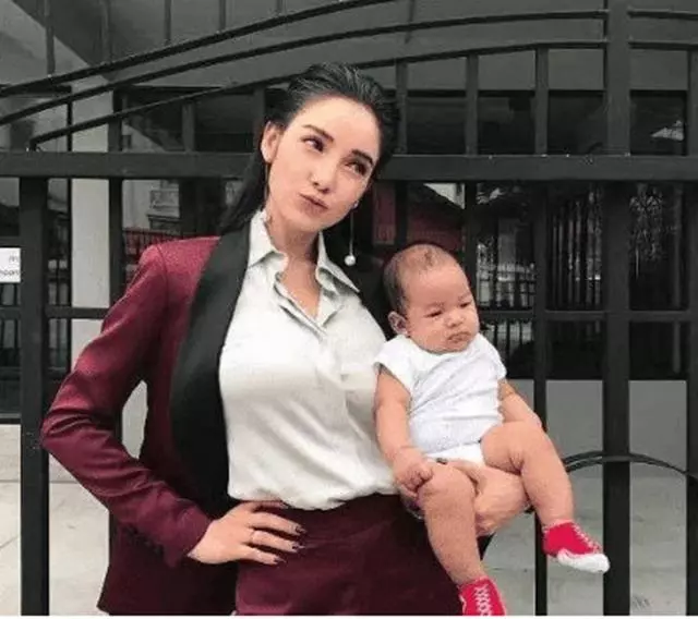 生父是哥哥,媽媽是奶奶,丈夫入獄,無奈的她只能獨自扛起一切!