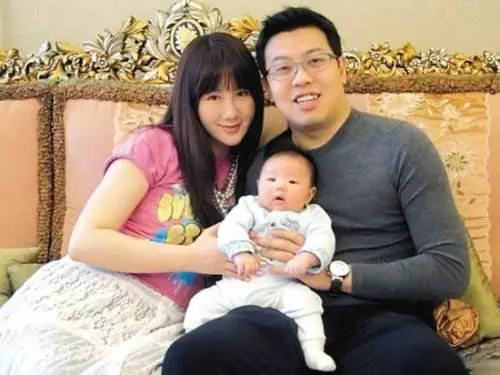 她是「晶女郎」出身,最紅時選擇息影,如今33歲被豪門老公寵上天