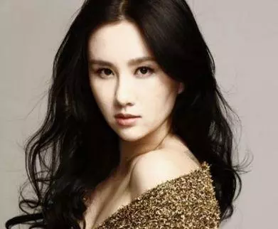 她是「晶女郎」出身,最紅時選擇息影,如今33歲被豪門老公寵上天