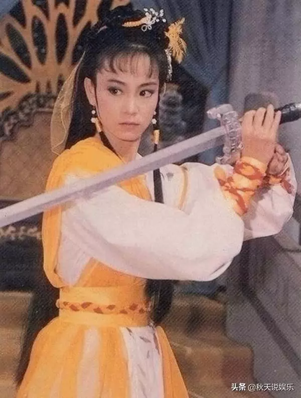她是瓊女郎出身,婚姻坎坷因初戀終身無子,如今60歲與狗相伴
