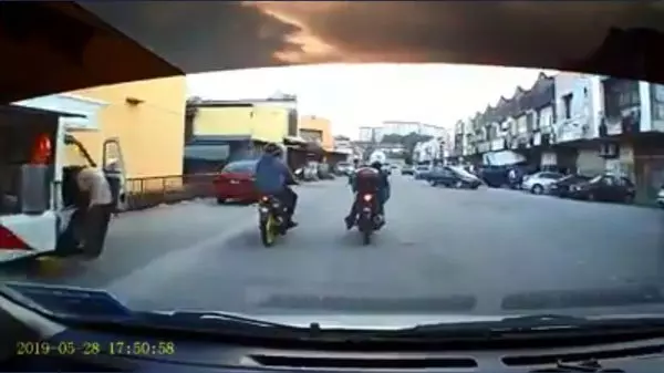 怒砸華女轎車擋風鏡!他的身份遭踢爆了!警方也宣布出手對付他了!