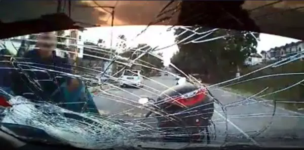 怒砸華女轎車擋風鏡!他的身份遭踢爆了!警方也宣布出手對付他了!
