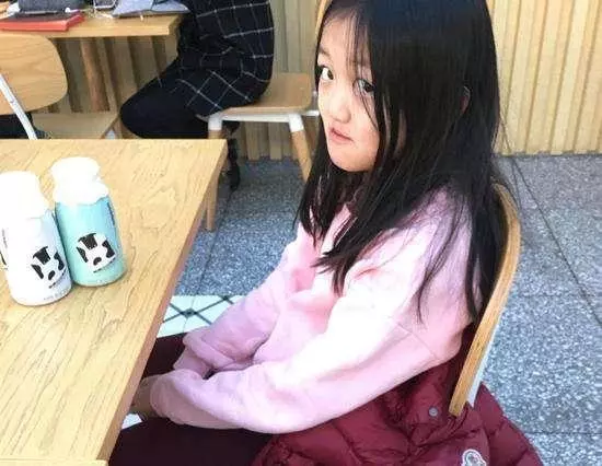 馮小剛女兒也是天生兔唇?可是和李嫣相比簡直毫無痕跡