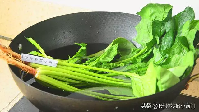 焯過菠菜的水記得要留下,一滴也別浪費了,用途非常大!
