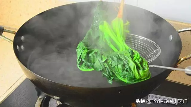 焯過菠菜的水記得要留下,一滴也別浪費了,用途非常大!