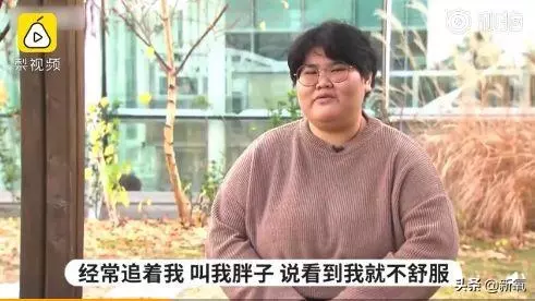 小狐狸腦袋卡垃圾桶蓋子上進出不得,等救援