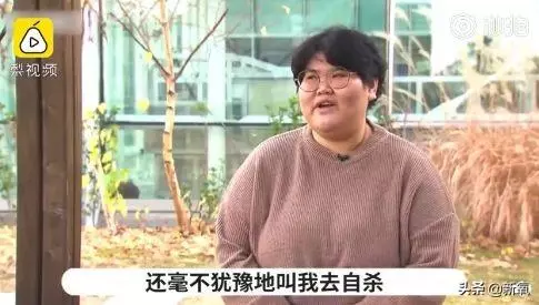 小狐狸腦袋卡垃圾桶蓋子上進出不得,等救援