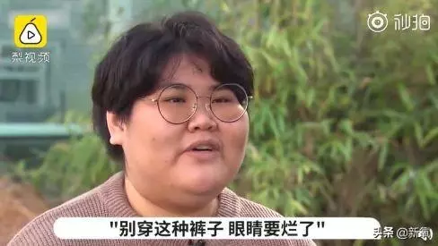 小狐狸腦袋卡垃圾桶蓋子上進出不得,等救援