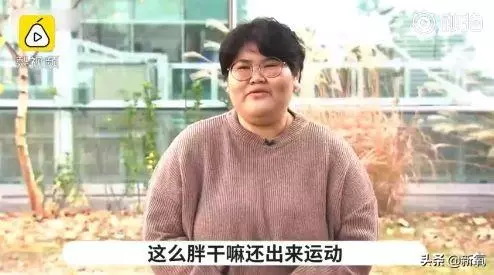 小狐狸腦袋卡垃圾桶蓋子上進出不得,等救援