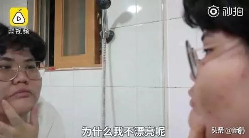小狐狸腦袋卡垃圾桶蓋子上進出不得,等救援