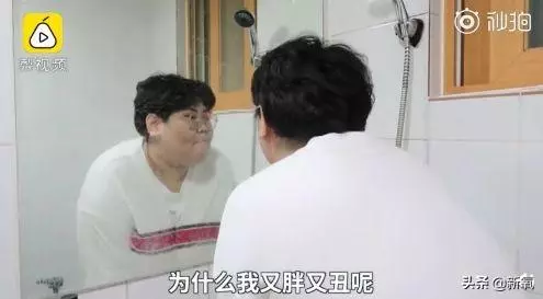 小狐狸腦袋卡垃圾桶蓋子上進出不得,等救援