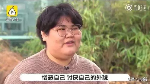 小狐狸腦袋卡垃圾桶蓋子上進出不得,等救援