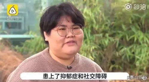 小狐狸腦袋卡垃圾桶蓋子上進出不得,等救援