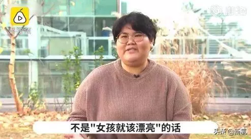 小狐狸腦袋卡垃圾桶蓋子上進出不得,等救援