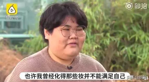 小狐狸腦袋卡垃圾桶蓋子上進出不得,等救援